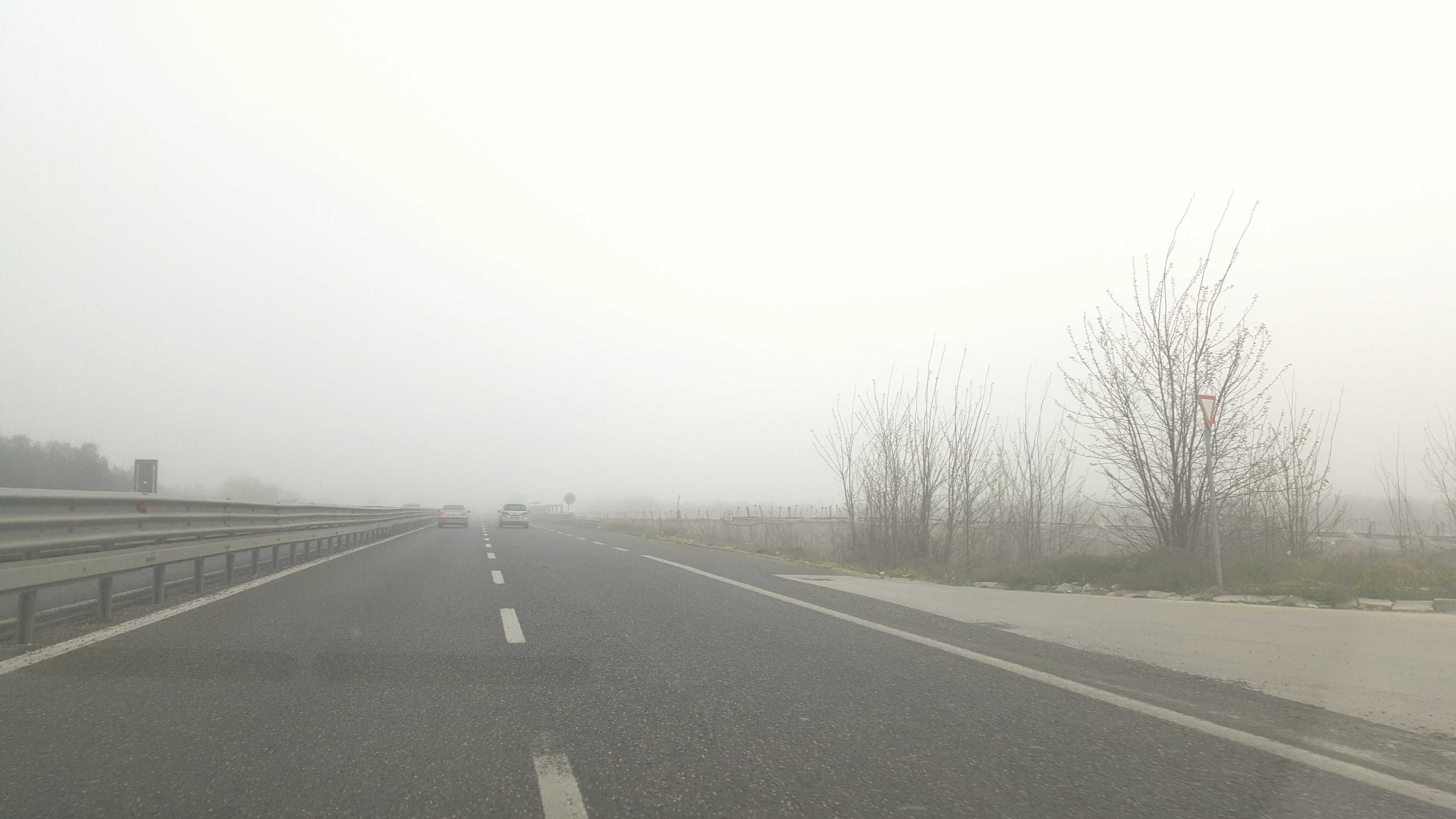 Туман пришел в движение. Сильный туман. Город в тумане. Густой туман на трассе. Туман фото.