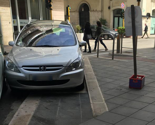 i parcheggi delle biciclette devono essere segnalati