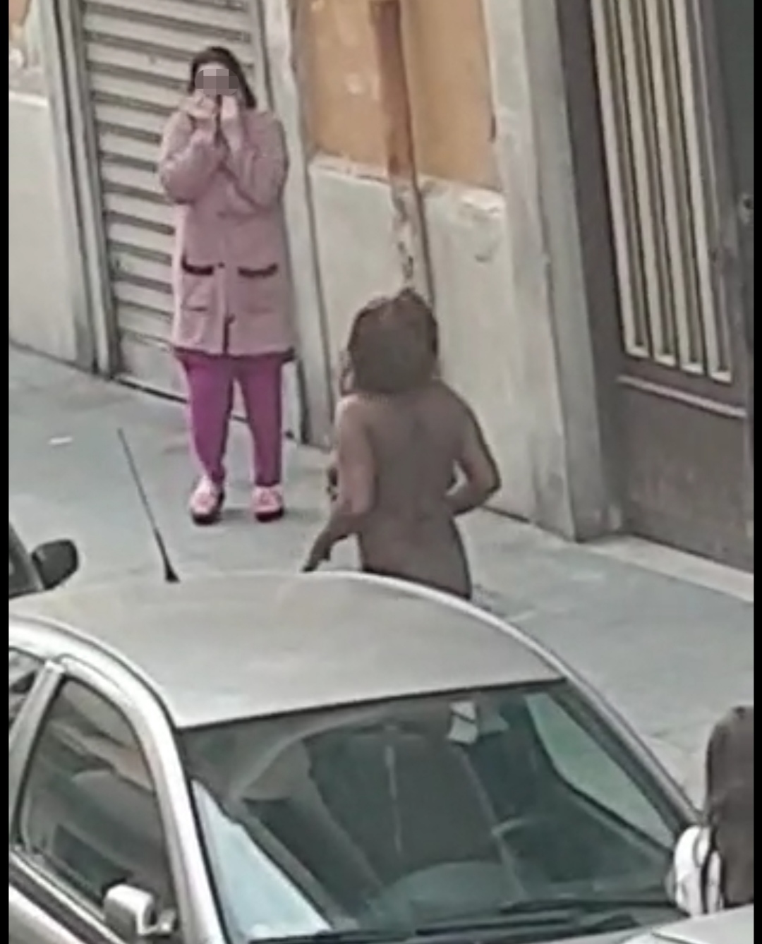 Nuda per strada