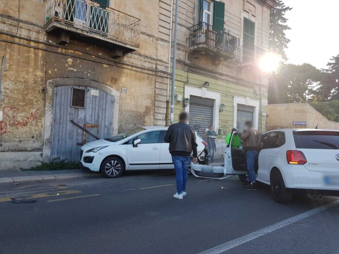 Bari, perde il controllo della macchina e finisce sulle auto