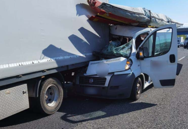 Schianto tra minivan e camion sull'A1, il legale barese: "Riconosciuti danni e responsabilità tutti illesi per miracolo"
