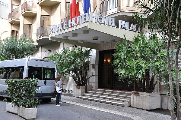 Bari, occupazione Hotel Palace: la destinazione d'uso rimarrà invariata. Segretario Fisascat: 