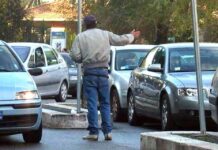 Bari, arrestati due 40enni parcheggiatori abusivi: dopo la denuncia aggrediscono la Polizia locale