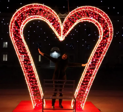 San Valentino 2022 a Bari: sul Fortino Sant'Antonio un grande cuore luminoso  per foto ricordo