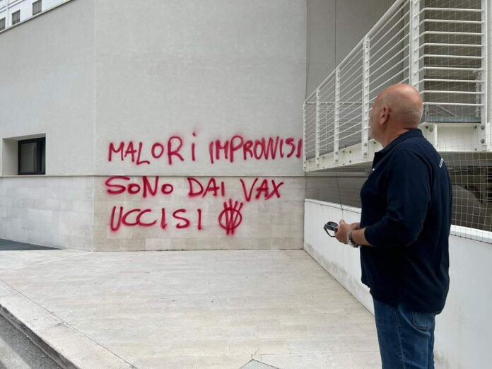 Raid No Vax al Policlinico di Bari