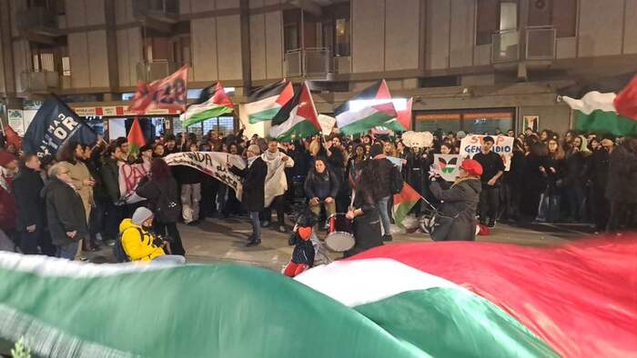 Coronavirus, il flashmob di Bari con la gente per strada e i fumogeni